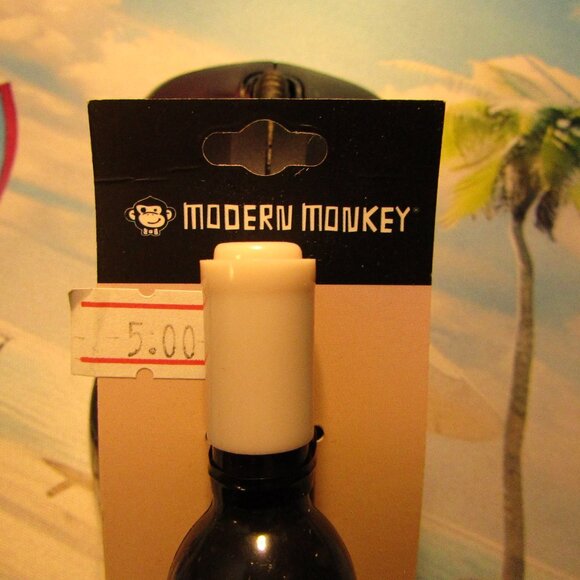 Wine Opener | Bottle Key | Magnetic | Modern Monkey - Picture 3 of 4